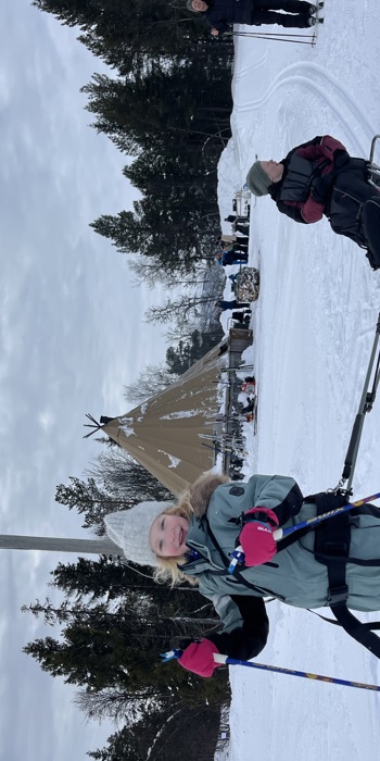 Søskenpar på skitur