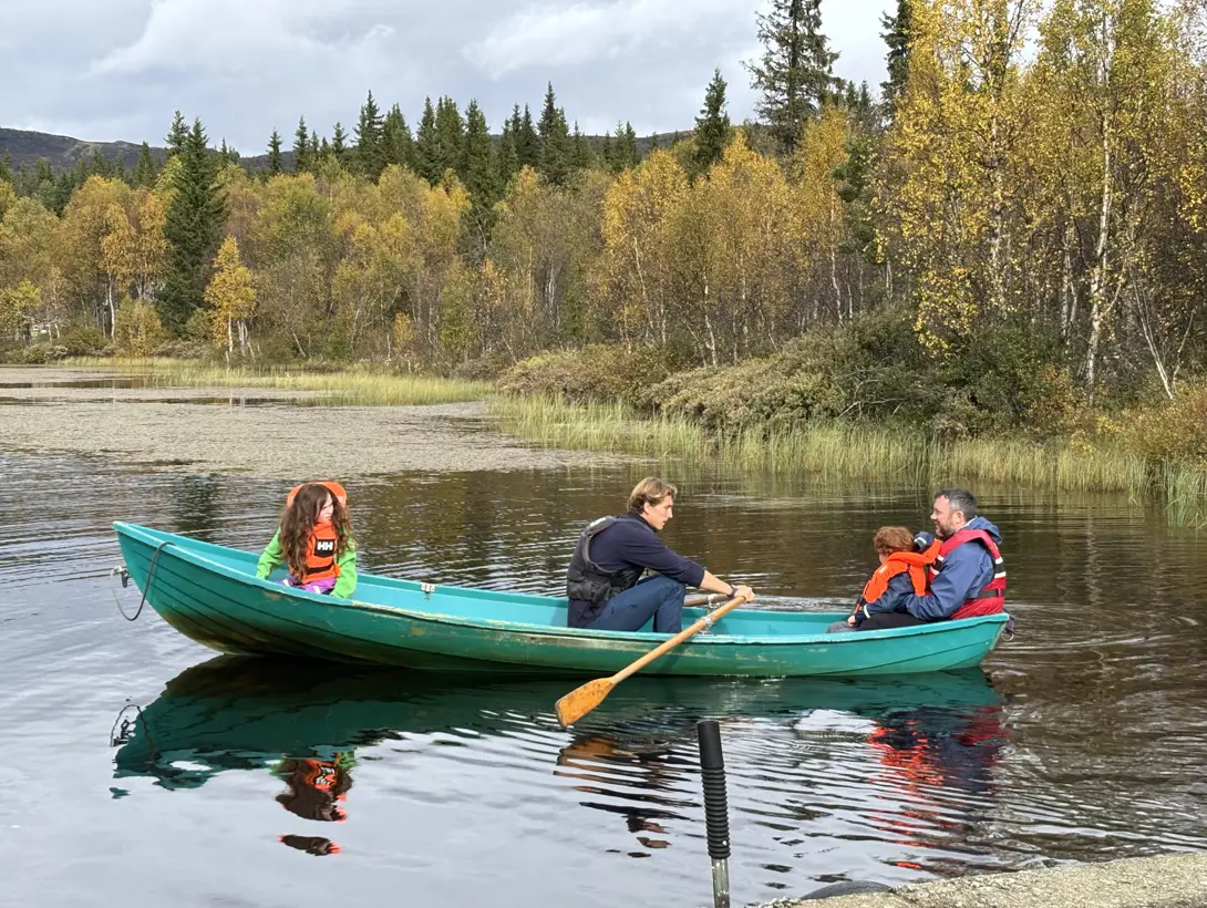 Barn og voksne i robåt på Bamselitjern 