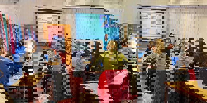 FAF-studenter får undervisning i klasserommet på Beitostølen Helsesportsenter