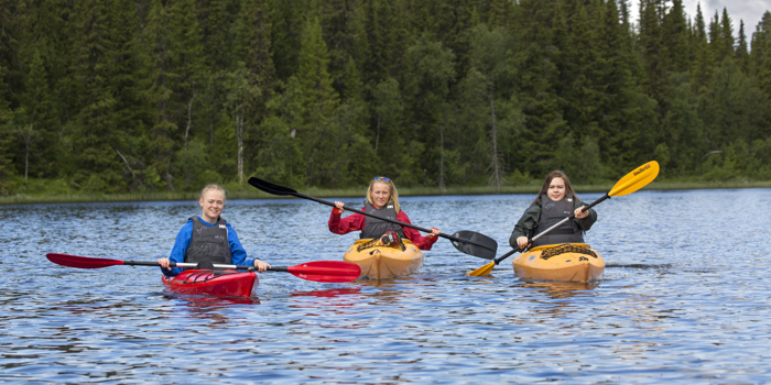 Tre jenter padler kajakk. Foto: Thor Østbye