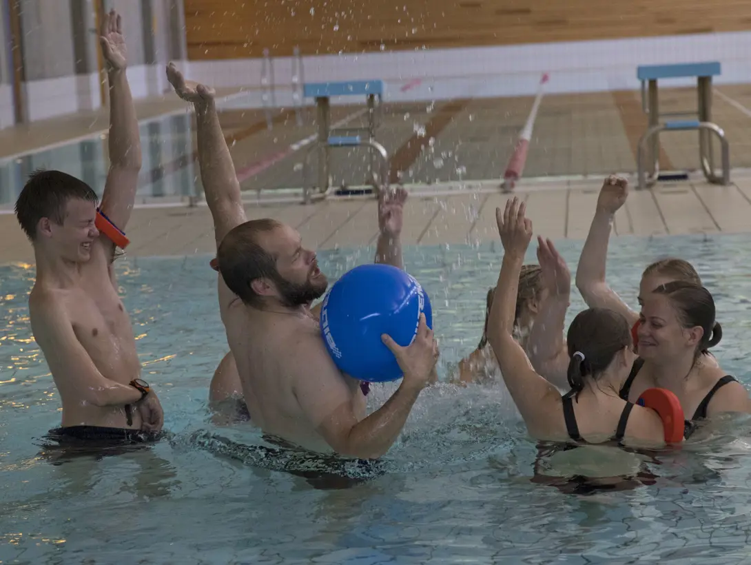 En gruppe unge voksne spiller vannpolo. Foto: Thor Østbye 