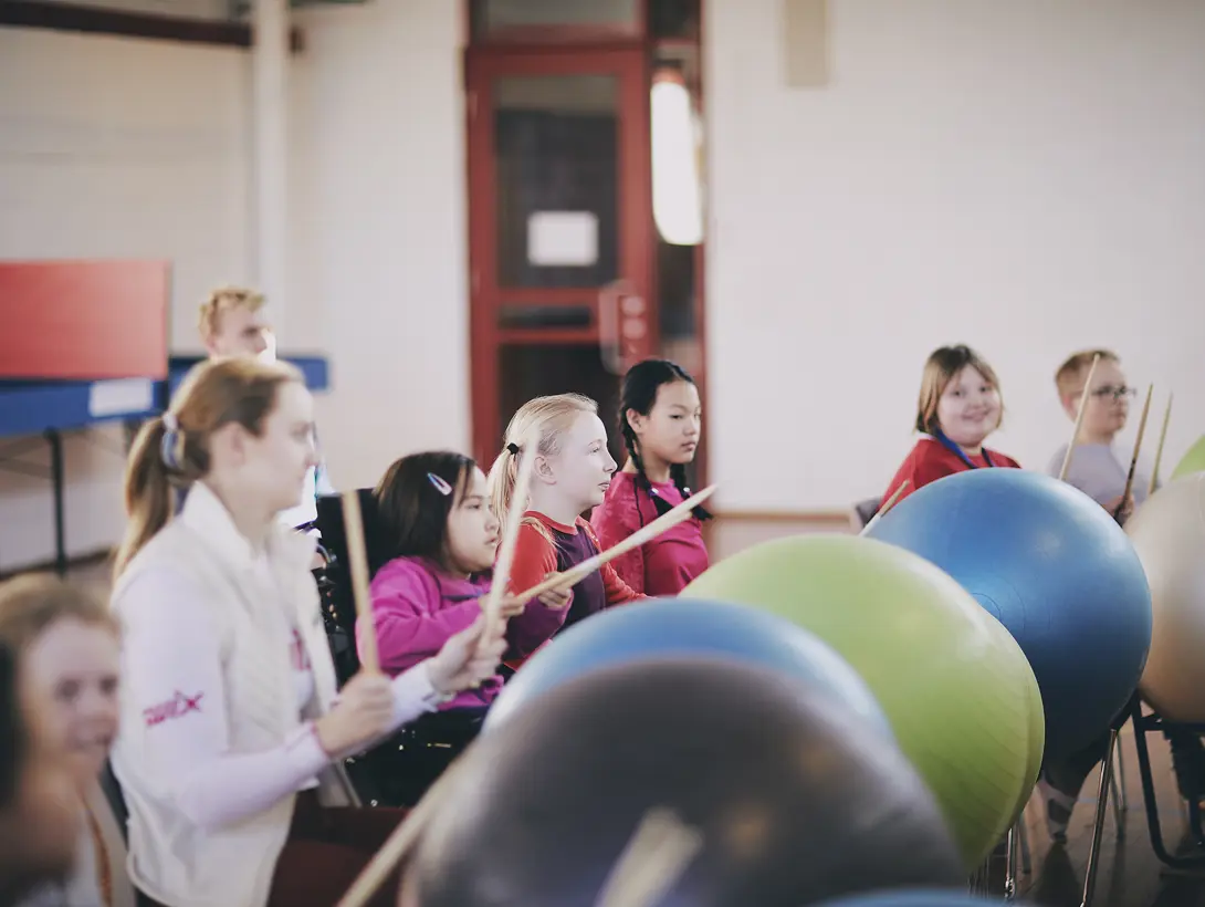 Vi spiller tromme på store baller. Foto: Christine Stokkebryn