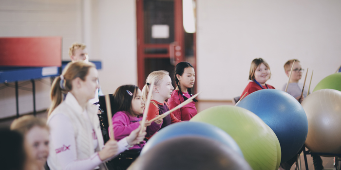 Vi spiller tromme på store baller. Foto: Christine Stokkebryn