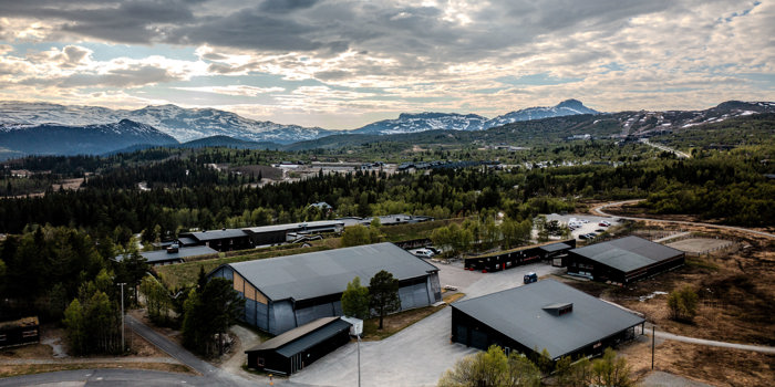 Vår på Beitostølen. Beitostølen Helsesportsenter sett fra lufta. Foto: Nicolay Flaaten