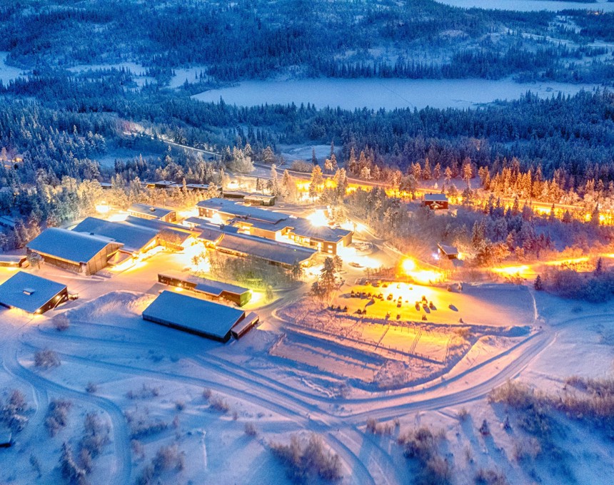 Beitostølen Helsesportsenter sett fra lufta om vinteren. Foto: Nicolay Flaaten/Visit Beitostølen