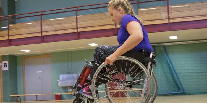 Ung jente trener rullestolteknikk og kjører ned fra kant med rullestol. Foto: Thor Østbye