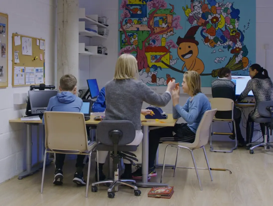 Elever og lærere jobber sammen