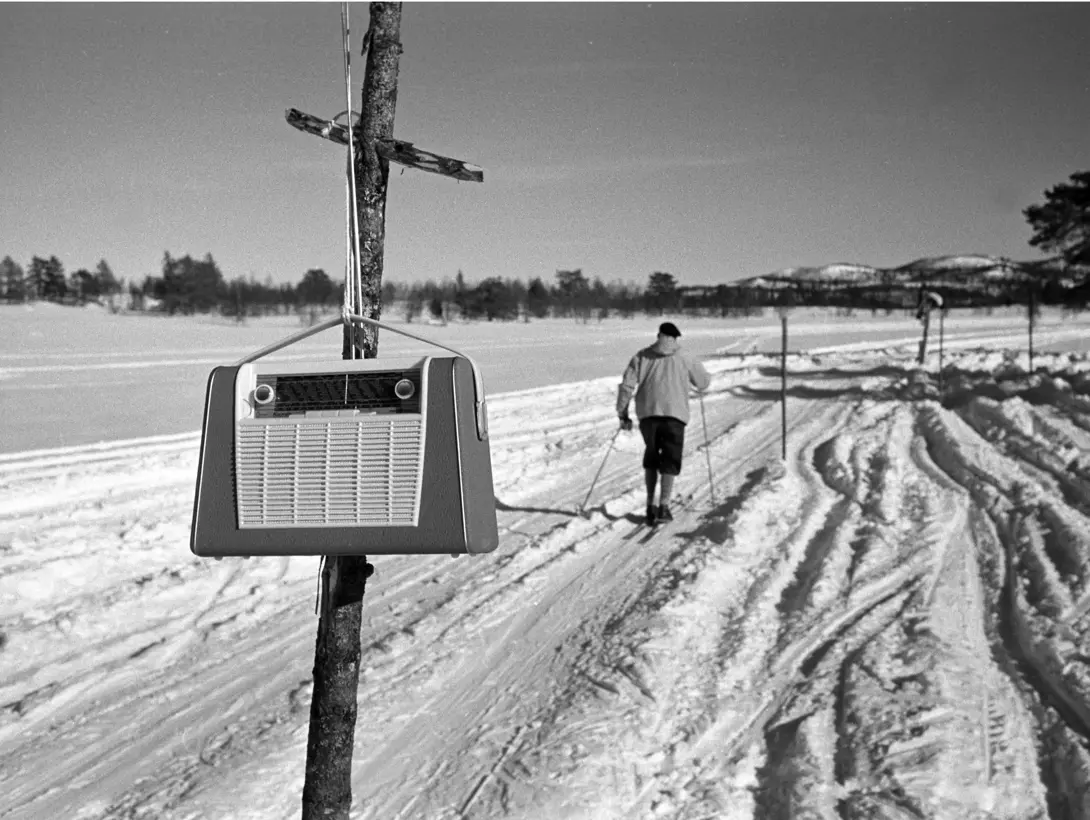 Lyden av en transistorradio ved skiløypa hjalp svaksynte og blinde med å orientere seg. Foto: Foto: Ivar Aaserud/NTB