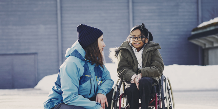 Samtale mellom jente på opphold og instruktør.  Foto: Christine Stokkebryn