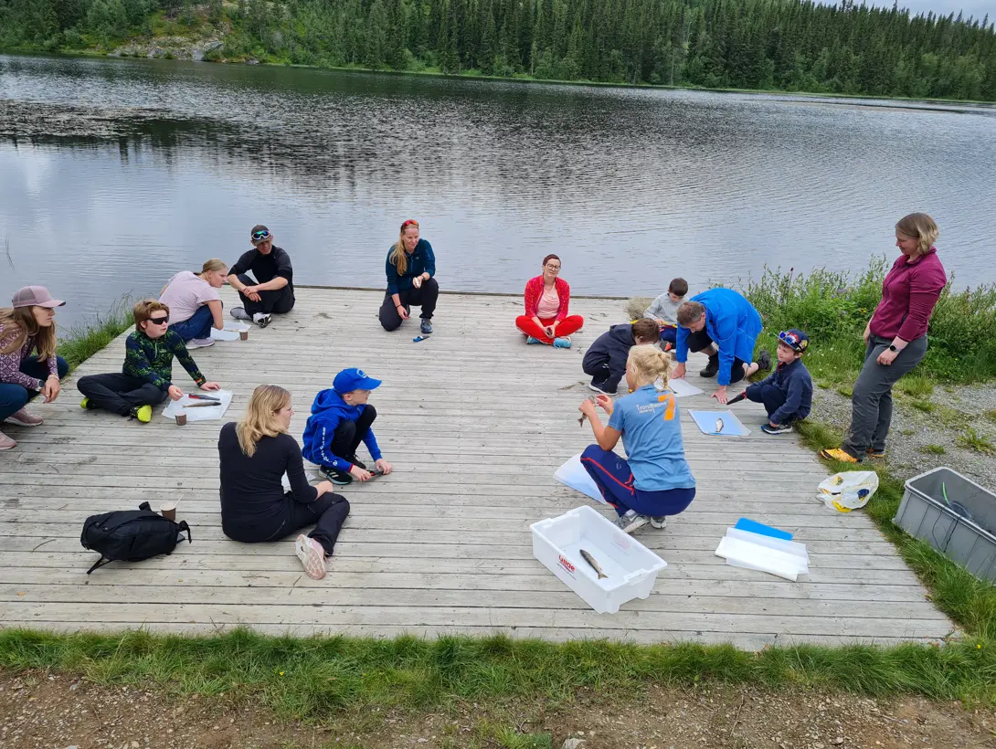 Vi lærer å sløye fisk på brygga ved Bamseli