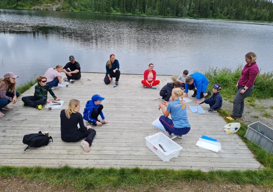 Vi lærer å sløye fisk på brygga ved Bamseli