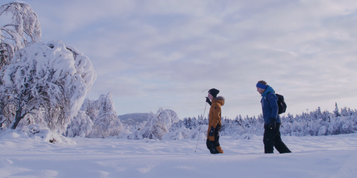 Far og sønn tråkker sporet gjennom snøen selv. Foto: Erik Lundbye