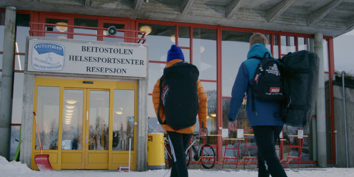 To brukere på vei inn hovedinngangen ved Beitostølen Helsesportsenter på vinteren